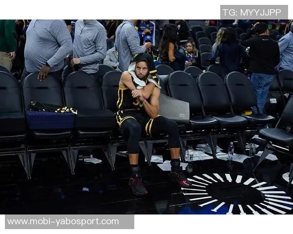 库里谈背靠背赛程挑战称球队在与掘金的较量中展现拼搏精神